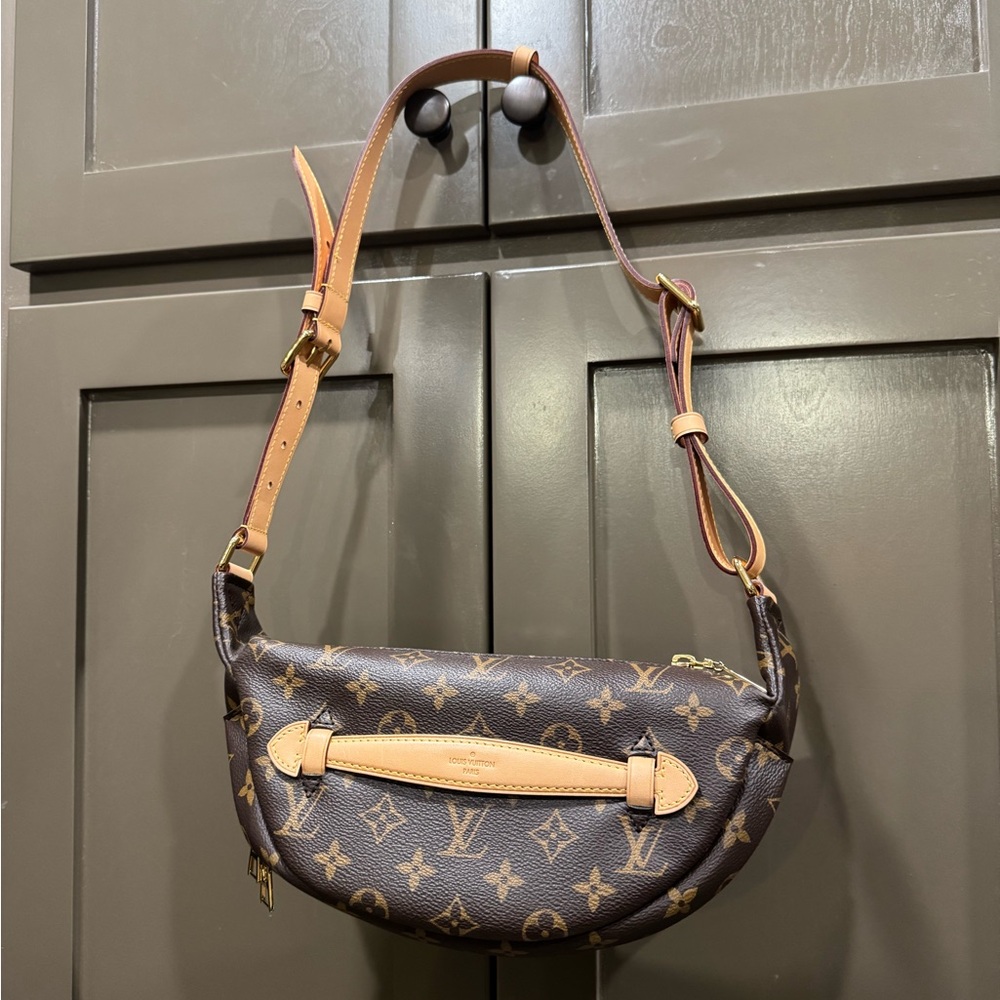 LV Crossbody Bag. Authentic. Like New. Excellent condition. 10/10.